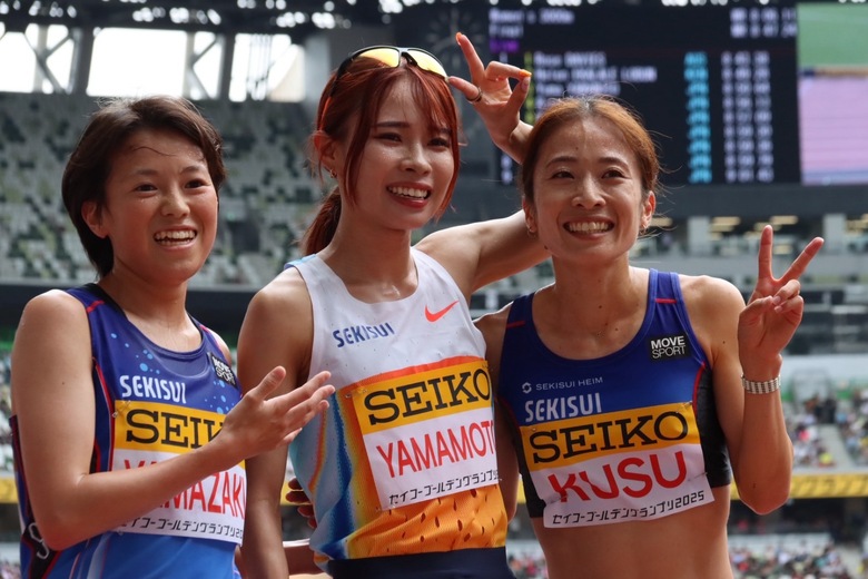 【セイコーGGP】女子 3000m：レース後に笑顔を見せる3位山本有真（写真中央）、4位楠莉奈（写真右）、6位山崎りさ（写真左）の積水化学勢